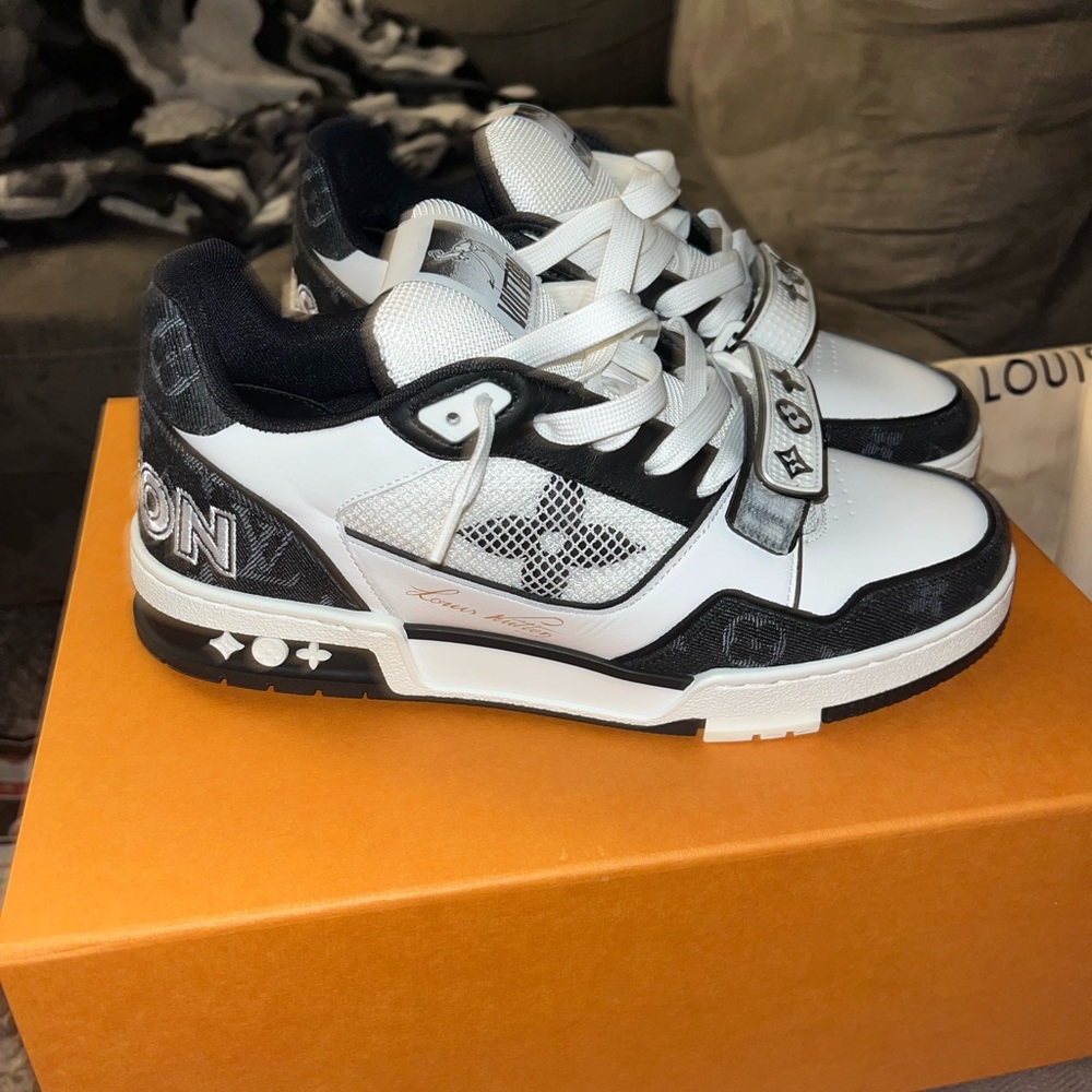 Louis vution shoes 7 uk and fits 9-10 in mens hmu for any details!